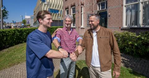 Foto bezegeling overname DenK Internet Solutions