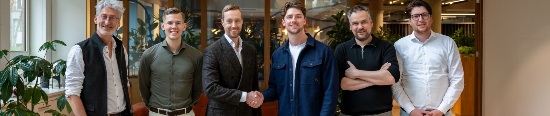 managers Blinqx en DenK feliciteren elkaar met de overname van DMLde hand
