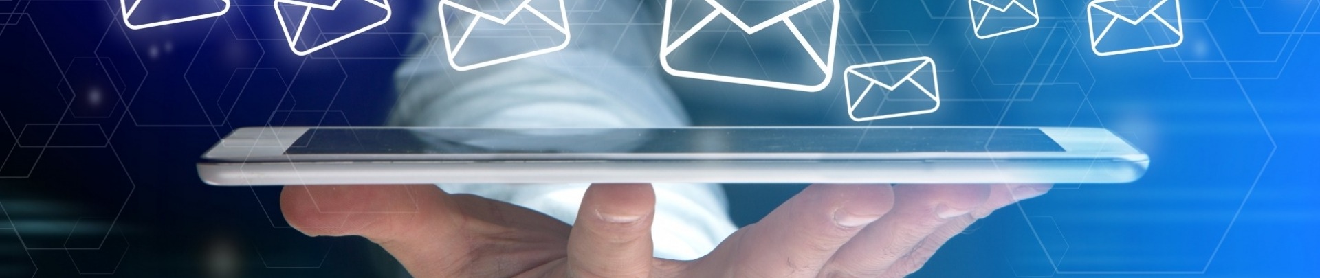 Mobiel met enveloppen die zweven om de digitale nieuwsberichten te symboliseren